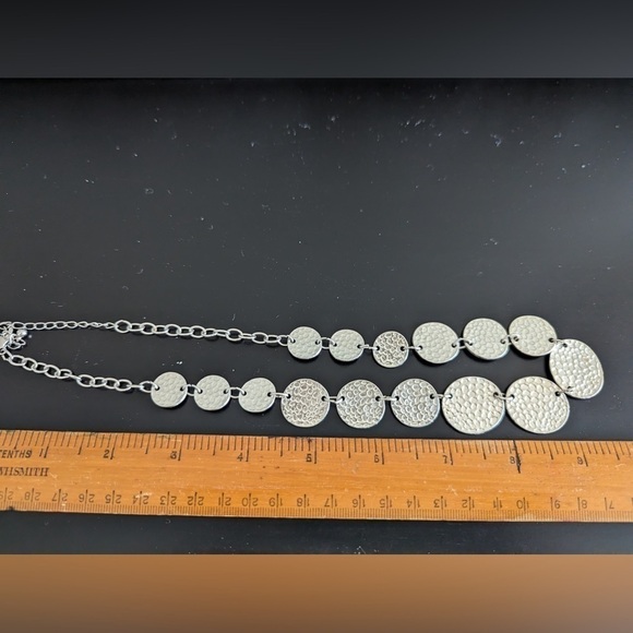 Avon SAQ Silver tone hammered circle pattern necklace. 9” - Picture 2 of 2